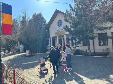 Flori oferite de social-democrați doamnelor și domnișoarelor din Rădăuți și Fălticeni, de Ziua Femeii