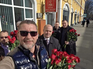 Flori oferite de social-democrați doamnelor și domnișoarelor din Rădăuți și Fălticeni, de Ziua Femeii