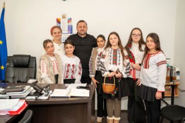 700 de mărțișoare cu amprenta copilăriei, împărțite de elevii școlii din Bănești