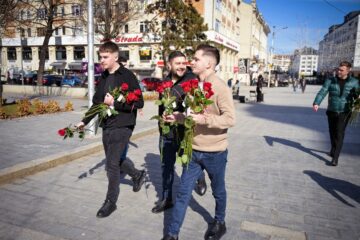 Tinerii social-democrați din Suceava au oferit flori femeilor și au transmis respectul pentru rolul important pe care acestea îl au în viața comunității