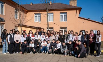 700 de mărțișoare cu amprenta copilăriei, împărțite de elevii școlii din Bănești