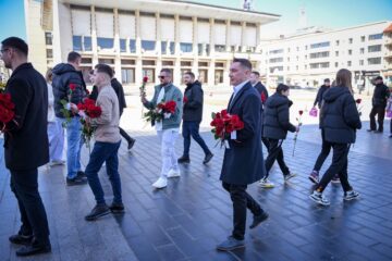 Tinerii social-democrați din Suceava au oferit flori femeilor și au transmis respectul pentru rolul important pe care acestea îl au în viața comunității