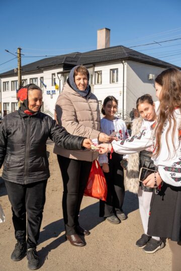 700 de mărțișoare cu amprenta copilăriei, împărțite de elevii școlii din Bănești