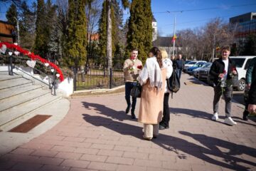 Tinerii social-democrați din Suceava au oferit flori femeilor și au transmis respectul pentru rolul important pe care acestea îl au în viața comunității