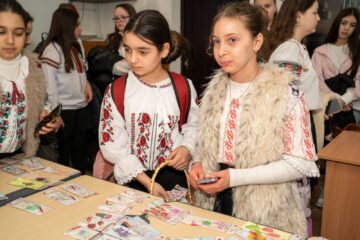 700 de mărțișoare cu amprenta copilăriei, împărțite de elevii școlii din Bănești