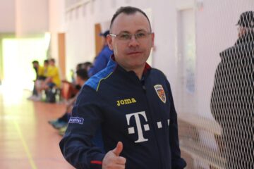 Ciprian Anton, președintele în exercițiu, a anunțat că va candida la alegerile din această vară pentru un nou mandat la șefia Asociației Județene de Fotbal Suceava. În acest sens, pentru a pregăti campania și din dorința de a evita orice interpretări, Anton a decis ca pentru următoarea perioadă să delege atribuțiile de președinte către Gabriel Șuleru, secretarul general al AJF Suceava.  „Pentru mine, fotbalul nu a fost niciodată doar o funcție sau o responsabilitate administrativă. A fost și rămâne o parte importantă din viața mea. Am trăit acest fenomen pe teren, lângă teren și alături de oameni care, etapă de etapă, pun suflet pentru fotbalul amator din județul Suceava. În toți acești ani am cunoscut oameni extraordinari: conducători de cluburi care fac sacrificii pentru echipele lor, antrenori care cresc generații de copii, arbitri care duc mai departe spiritul corectitudinii și suporteri care trăiesc fiecare meci cu emoție. Toți acești oameni sunt adevărata forță a fotbalului amator sucevean. Mandatul care se apropie de final a însemnat muncă, responsabilitate și multe provocări, dar și dorința constantă de a face lucrurile mai bine pentru competițiile noastre și pentru viitorul copiilor care aleg fotbalul. Îmi doresc să continuăm împreună acest drum. Să dezvoltăm fotbalul de copii și juniori, să sprijinim cluburile și să construim un mediu în care respectul, corectitudinea și pasiunea pentru fotbal să fie pe primul loc. Nu candidez doar pentru un mandat. Candidez pentru oameni, pentru comunitatea fotbalistică din județul Suceava, pentru viitorul acestui sport pe care îl iubim și de aceea vă anunț ca voi delega in următoarea perioadă atribuțiile către Secretarul General pentru continuitatea tuturor competițiilor care încep. Vă mulțumesc pentru încredere, pentru sprijin și pentru tot ceea ce faceți, zi de zi, pentru fotbalul amator sucevean”, este comunicatul transmis de Ciprian Anton referitor la candidatura sa.