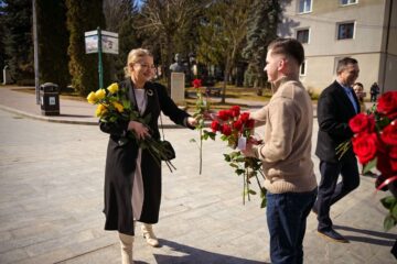 Tinerii social-democrați din Suceava au oferit flori femeilor și au transmis respectul pentru rolul important pe care acestea îl au în viața comunității