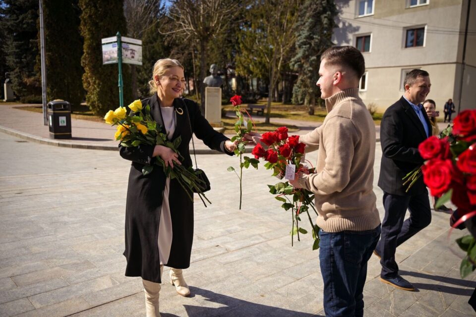Tinerii social-democrați din Suceava au oferit flori femeilor și au transmis respectul pentru rolul important pe care acestea îl au în viața comunității