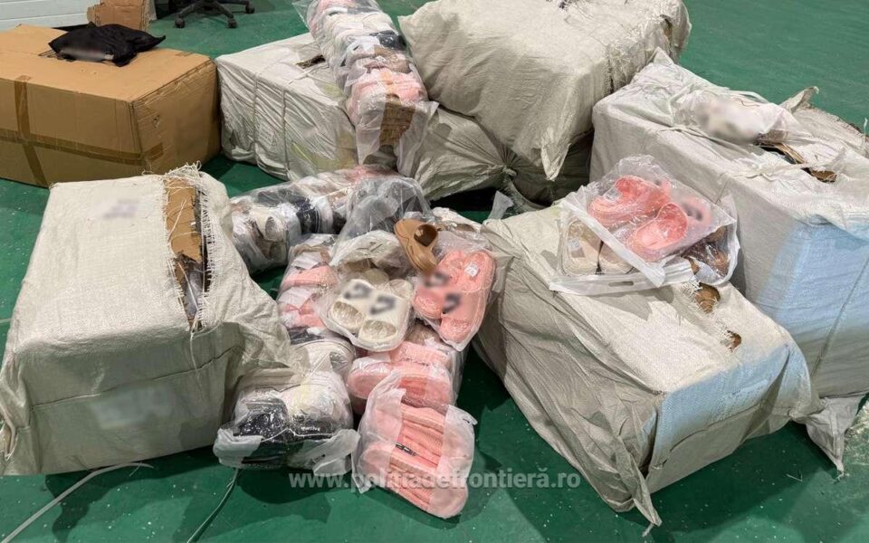 Șlapi posibil contrafăcuți, confiscați de la un bărbat care pleca în Ucraina