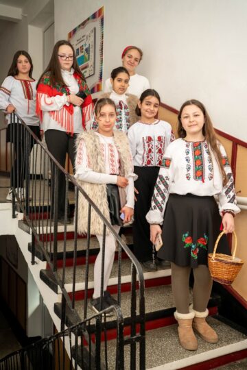 700 de mărțișoare cu amprenta copilăriei, împărțite de elevii școlii din Bănești