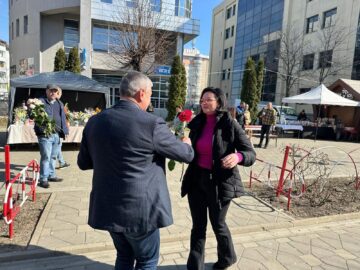 Flori oferite de social-democrați doamnelor și domnișoarelor din Rădăuți și Fălticeni, de Ziua Femeii