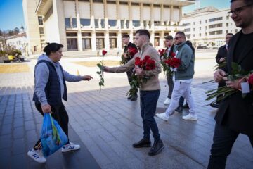 Tinerii social-democrați din Suceava au oferit flori femeilor și au transmis respectul pentru rolul important pe care acestea îl au în viața comunității