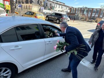 Flori oferite de social-democrați doamnelor și domnișoarelor din Rădăuți și Fălticeni, de Ziua Femeii