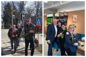 Flori oferite de social-democrați doamnelor și domnișoarelor din Rădăuți și Fălticeni, de Ziua Femeii