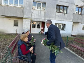 Flori oferite de social-democrați doamnelor și domnișoarelor din Rădăuți și Fălticeni, de Ziua Femeii