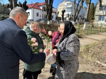 Flori oferite de social-democrați doamnelor și domnișoarelor din Rădăuți și Fălticeni, de Ziua Femeii