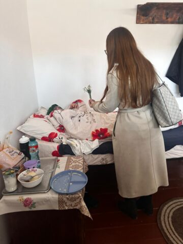 Flori oferite de tinerii ATOS, pe 8 Martie, în spitalele din Rădăuți și Suceava și la Căminul de bătrâni „Sf. Ioan cel Nou”
