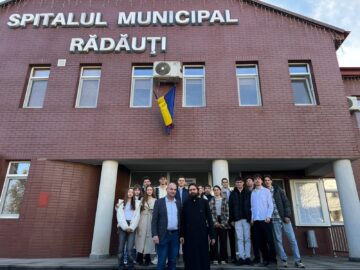 Flori oferite de tinerii ATOS, pe 8 Martie, în spitalele din Rădăuți și Suceava și la Căminul de bătrâni „Sf. Ioan cel Nou”