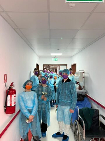 Flori oferite de tinerii ATOS, pe 8 Martie, în spitalele din Rădăuți și Suceava și la Căminul de bătrâni „Sf. Ioan cel Nou”