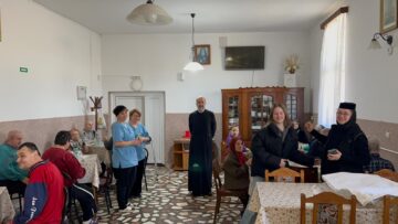 Flori oferite de tinerii ATOS, pe 8 Martie, în spitalele din Rădăuți și Suceava și la Căminul de bătrâni „Sf. Ioan cel Nou”