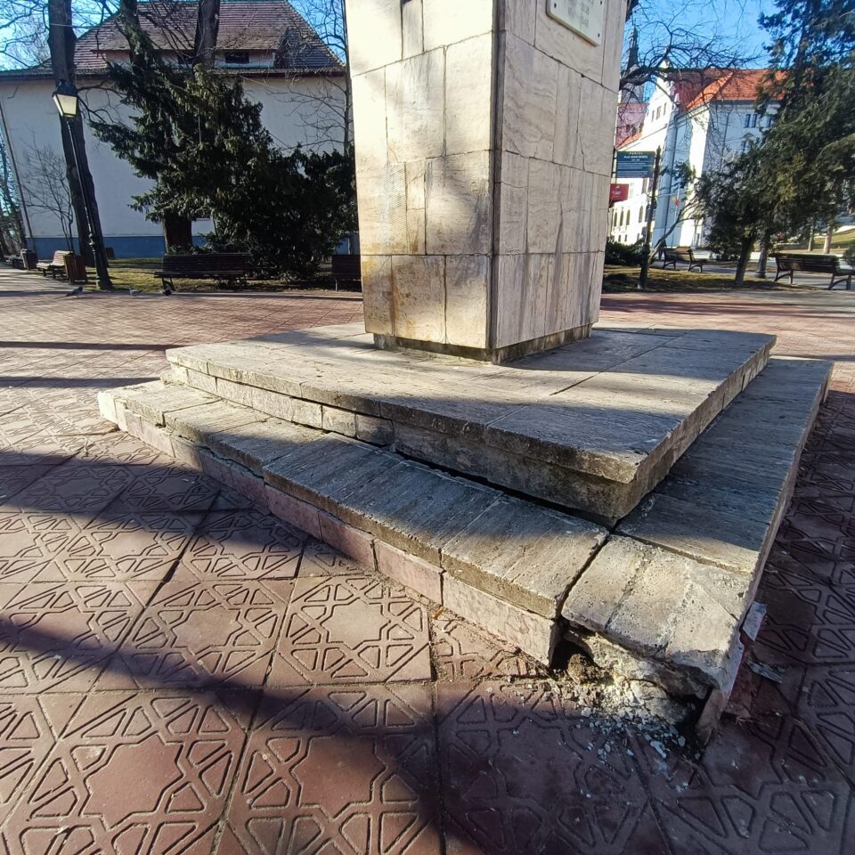 Soclul pe care se află bustul domnitorului Petru Rareș, în pericol de prăbușire