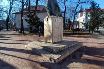 Soclul pe care se află bustul domnitorului Petru Rareș, în pericol de prăbușire Soclul pe care se află bustul domnitorului Petru Rareș, în pericol de prăbușire