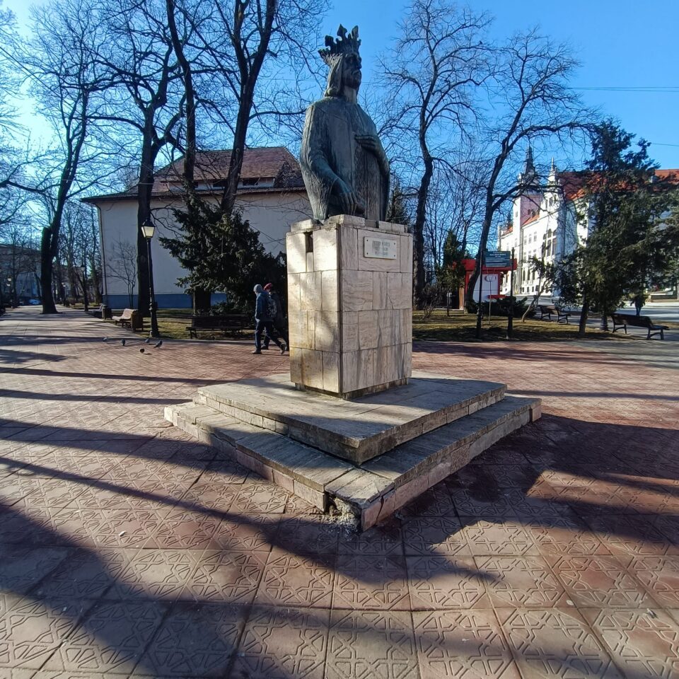 Soclul pe care se află bustul domnitorului Petru Rareș, în pericol de prăbușire