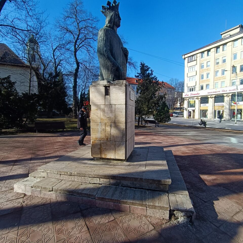 Soclul pe care se află bustul domnitorului Petru Rareș, în pericol de prăbușire