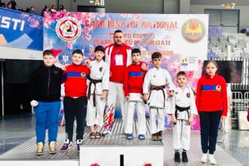 Micii karatiști de la clubul Atletic Bucovina împreună cu antrenorul Ovidiu Corduneanu Micii karatiști de la clubul Atletic Bucovina împreună cu antrenorul Ovidiu Corduneanu