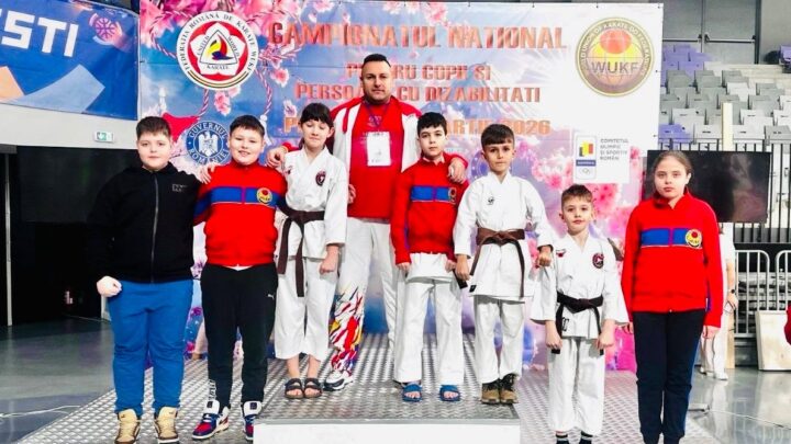 Micii karatiști de la clubul Atletic Bucovina împreună cu antrenorul Ovidiu Corduneanu