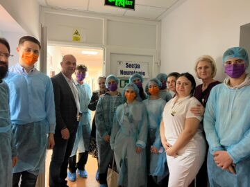 Flori oferite de tinerii ATOS, pe 8 Martie, în spitalele din Rădăuți și Suceava și la Căminul de bătrâni „Sf. Ioan cel Nou”