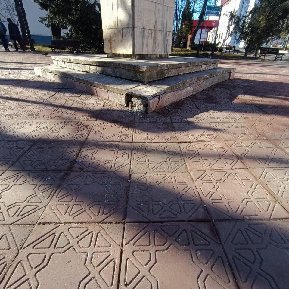 Soclul pe care se află bustul domnitorului Petru Rareș, în pericol de prăbușire