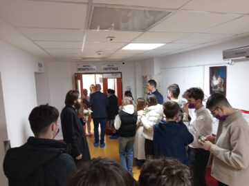 Flori oferite de tinerii ATOS, pe 8 Martie, în spitalele din Rădăuți și Suceava și la Căminul de bătrâni „Sf. Ioan cel Nou”