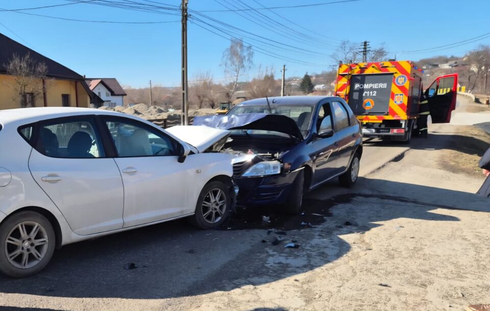 Doi răniți, după impactul dintre două autoturisme