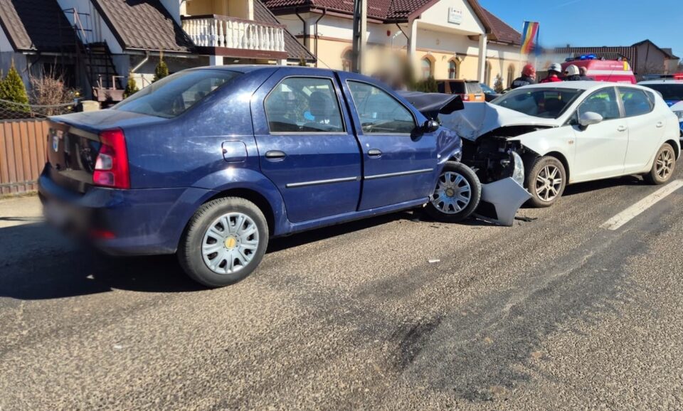Doi răniți, după impactul dintre două autoturisme