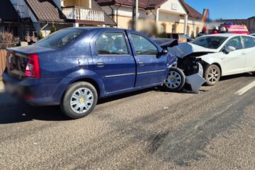 Doi răniți, după impactul dintre două autoturisme