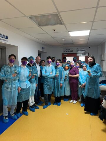 Flori oferite de tinerii ATOS, pe 8 Martie, în spitalele din Rădăuți și Suceava și la Căminul de bătrâni „Sf. Ioan cel Nou”