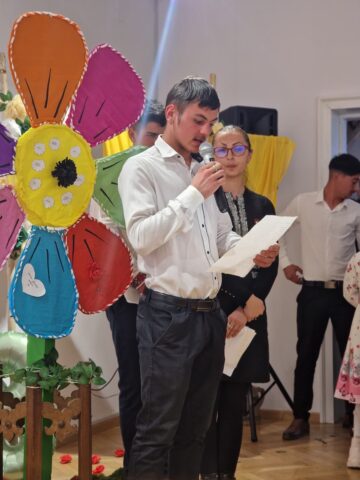 „O îmbrățișare cât o lume”, lecția de solidaritate a elevilor de la Liceul Special Câmpulung