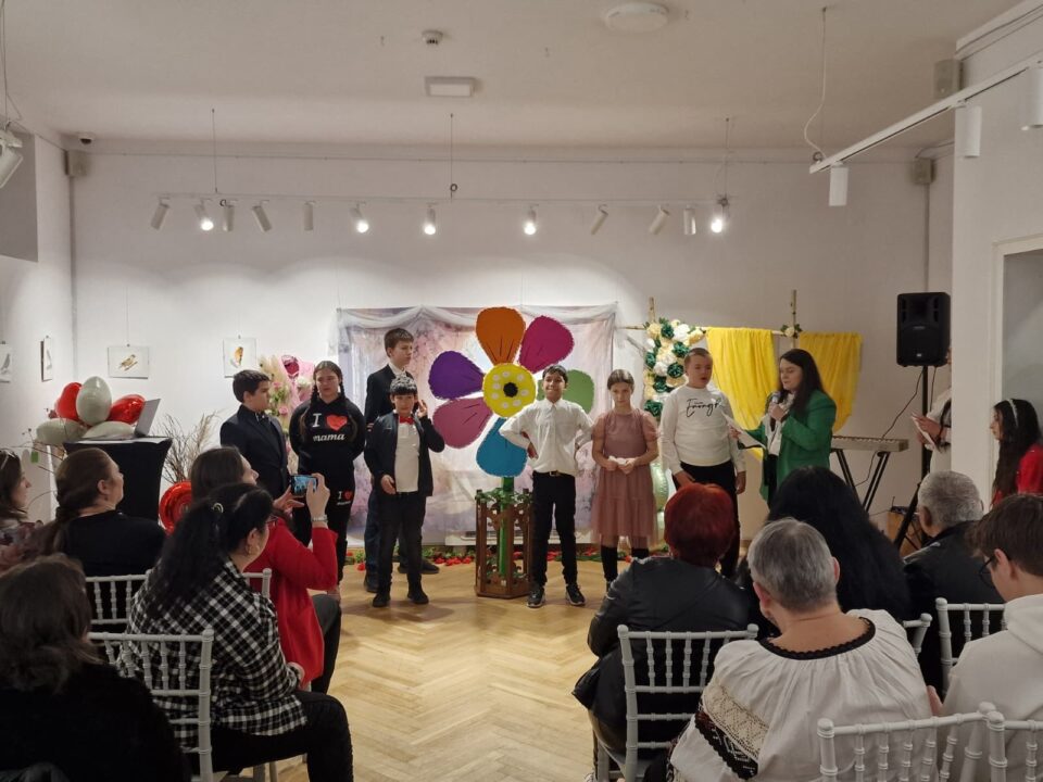 „O îmbrățișare cât o lume”, lecția de solidaritate a elevilor de la Liceul Special Câmpulung