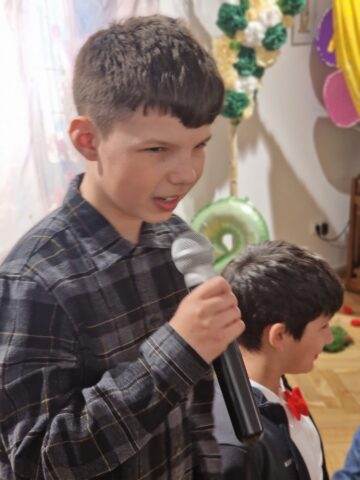 „O îmbrățișare cât o lume”, lecția de solidaritate a elevilor de la Liceul Special Câmpulung