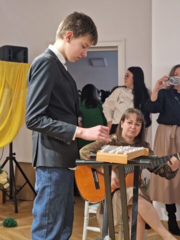 „O îmbrățișare cât o lume”, lecția de solidaritate a elevilor de la Liceul Special Câmpulung