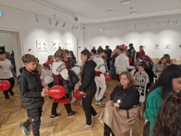 „O îmbrățișare cât o lume”, lecția de solidaritate a elevilor de la Liceul Special Câmpulung