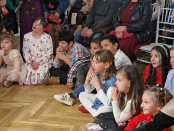 „O îmbrățișare cât o lume”, lecția de solidaritate a elevilor de la Liceul Special Câmpulung