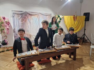 „O îmbrățișare cât o lume”, lecția de solidaritate a elevilor de la Liceul Special Câmpulung