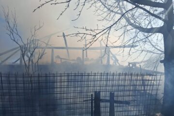 Incendiu puternic la acoperișul unei case din Deleni