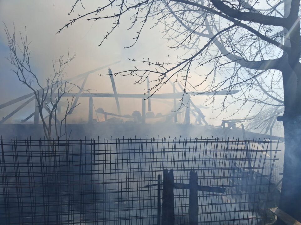 Incendiu puternic la acoperișul unei case din Deleni