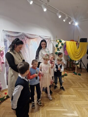 „O îmbrățișare cât o lume”, lecția de solidaritate a elevilor de la Liceul Special Câmpulung