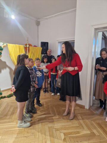 „O îmbrățișare cât o lume”, lecția de solidaritate a elevilor de la Liceul Special Câmpulung