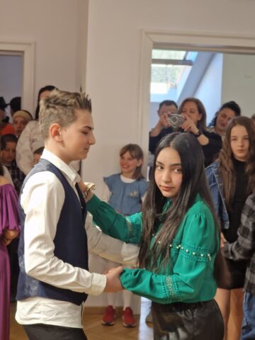 „O îmbrățișare cât o lume”, lecția de solidaritate a elevilor de la Liceul Special Câmpulung