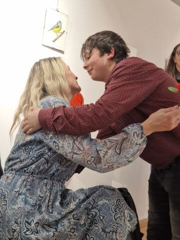 „O îmbrățișare cât o lume”, lecția de solidaritate a elevilor de la Liceul Special Câmpulung